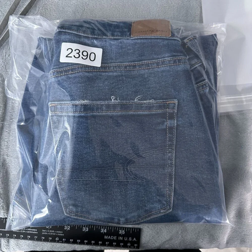 American Eagle Strigid Mom Jeans Womens 4 Regular Distressed Medium Wash Blue - Picture 12 of 12